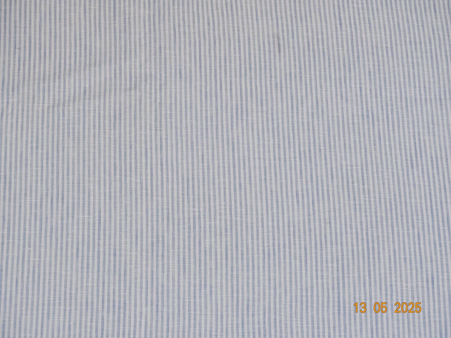 Hellblaues fein gestreiftes Leinen A-008
