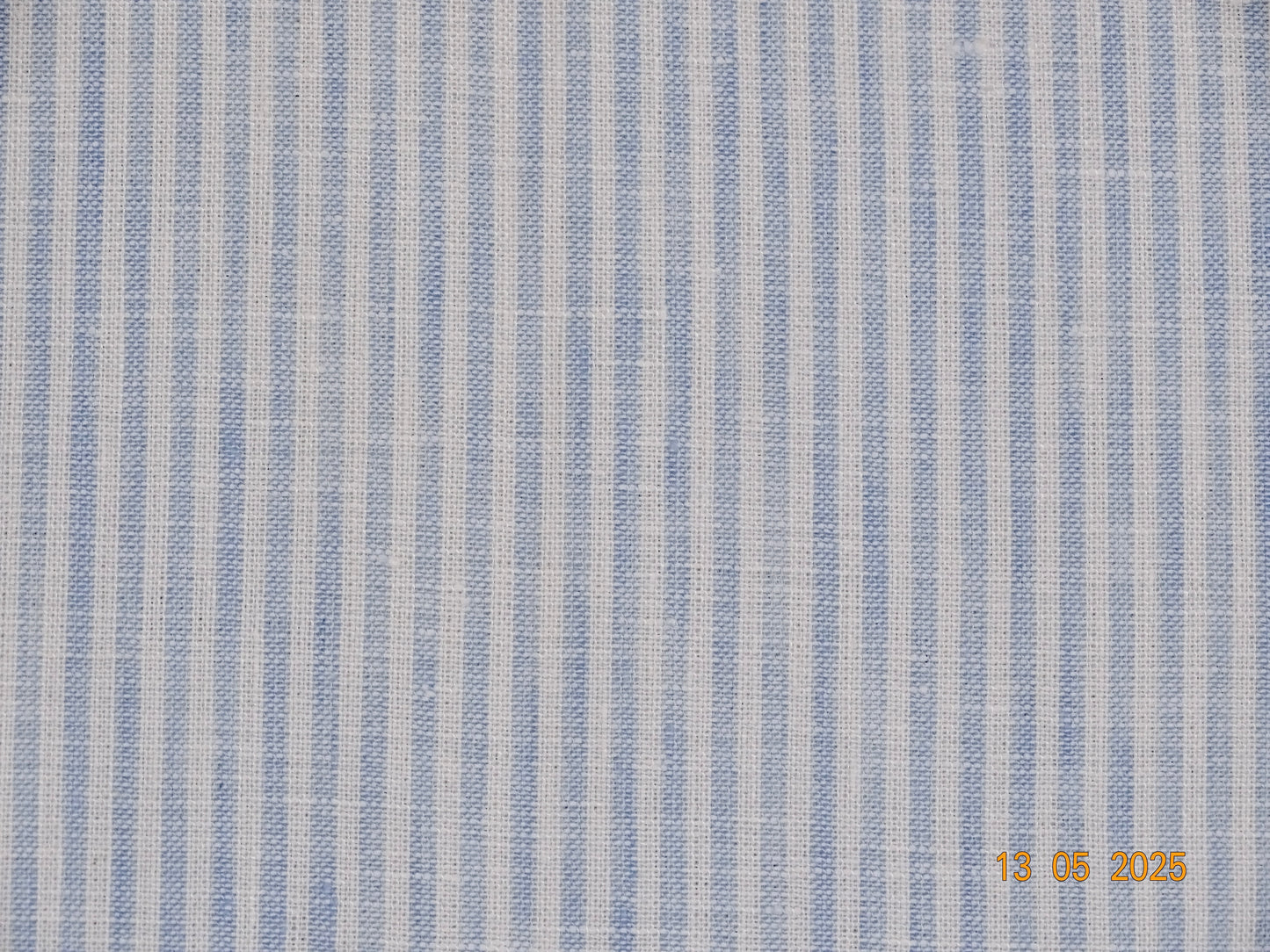 Hellblaues fein gestreiftes Leinen A-008